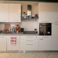 Cucina Lineare Bianca Con Elettrodomestici Usata