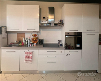 Cucina Lineare Bianca Con Elettrodomestici Usata