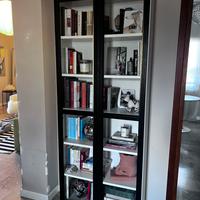 LIBRERIA IKEA CON ANTE VETRO E LEGNO NERO