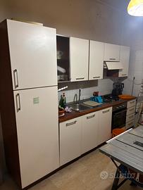 Cucina completa con elettrodomestici