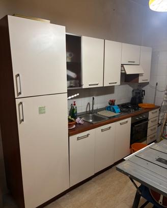 Cucina completa con elettrodomestici
