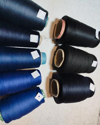 filati in cotone nero e blu 