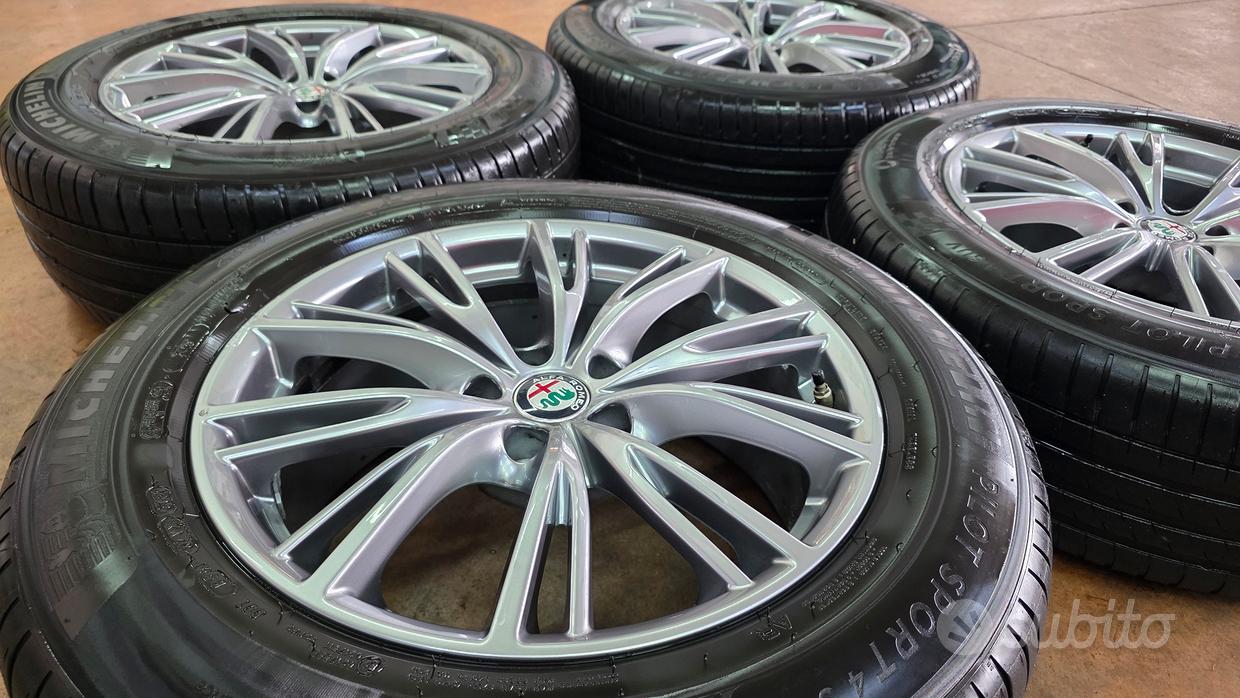Tappi Cerchi Adesivi Per Alfa Romeo Giulietta 2011 - Set Da 4 Pezzi 75mm