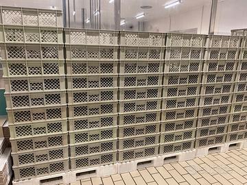 Cassette in plastica impilabili per alimenti