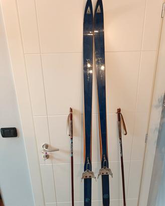 sci di fondo vintage in legno e bastoncini bambù 