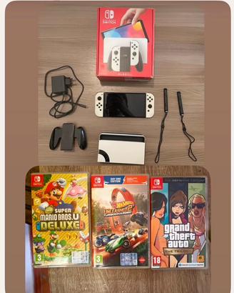 Nintendo swifch oled piu tre giochi