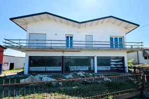 Edificio con abitazione e laboratorio