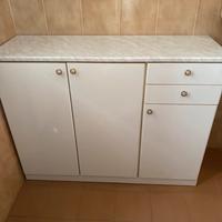 Mobile e specchio, bagno