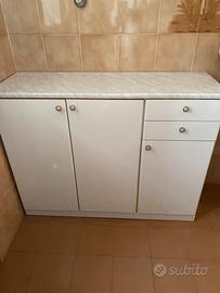 Mobile e specchio, bagno