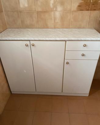 Mobile e specchio, bagno