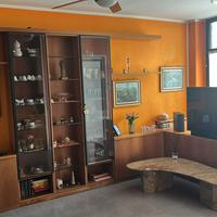 Parete sala con vetrina