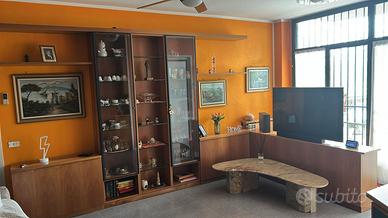 Parete sala con vetrina