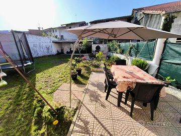 SPAZIOSA CASASCHIERA BICAMERE CON GIARDINO: com...