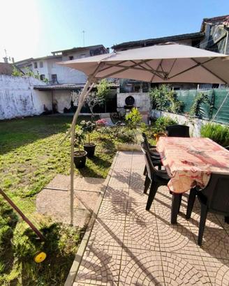 SPAZIOSA CASASCHIERA BICAMERE CON GIARDINO: com...