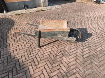 Cariola n legno per esposizione