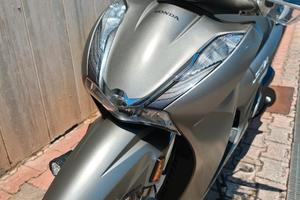 Honda SH con 2550km Accessoriato