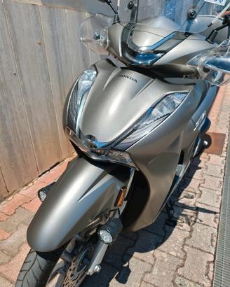 Honda SH con 2550km Accessoriato