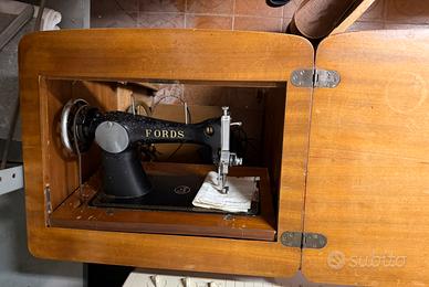 Macchina da cucire con mobiletto