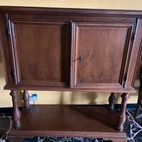 Mobile d'epoca in legno con sportelli