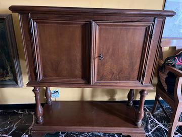 Mobile d'epoca in legno con sportelli