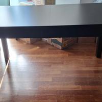 Tavolo in legno scuro