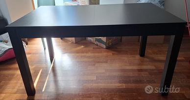 Tavolo in legno scuro