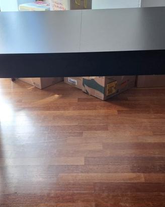 Tavolo in legno scuro