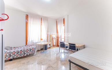 AMPIO 3 LOCALI CON DOPPIO BALCONE