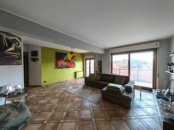 Ampio quadrilocale in via Catara Latteri con box a