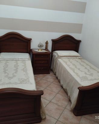 scrivania e letti