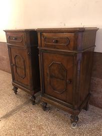 Coppia di comodini antichi
