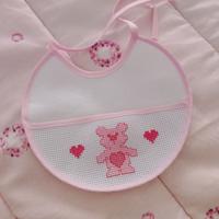 Bavetta neonata rosa ricamata a mano a punto croce