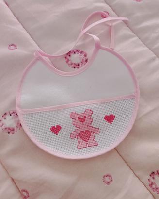 Bavetta neonata rosa ricamata a mano a punto croce