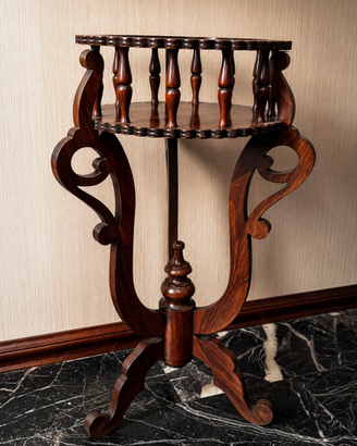 Portavaso vintage in legno lavorato – treppiede