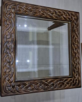 Tavolino da salotto in legno intagliato