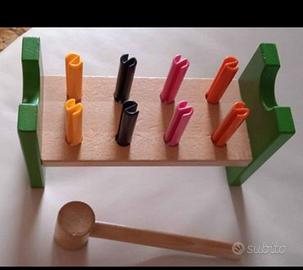 Gioco mula martello e pioli