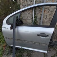 porta anteriore sinistra Peugeot 207 danneggiata