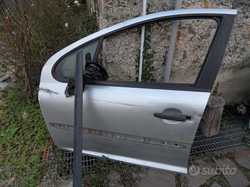 porta anteriore sinistra Peugeot 207 danneggiata