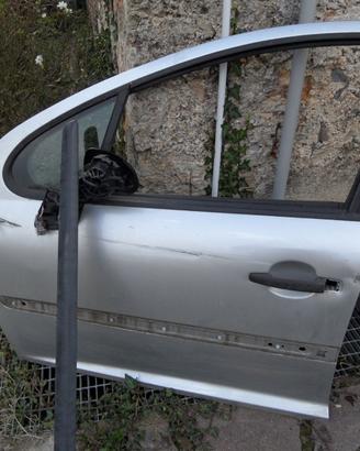 porta anteriore sinistra Peugeot 207 danneggiata