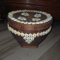 cesta di bambu' e conchiglie