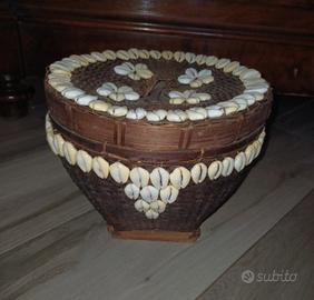 cesta di bambu' e conchiglie