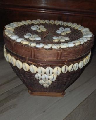 cesta di bambu' e conchiglie