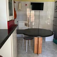 Cucina con piani di granito nero
