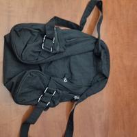 zainetto con tasca posteriore 