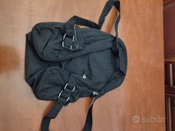 zainetto con tasca posteriore 