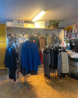 Stock negozio abbigliamento, intimo, merceria