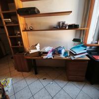 scrivania con libreria 