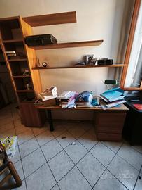 scrivania con libreria 