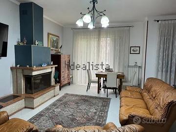 Villa a schiera libera su tre lati