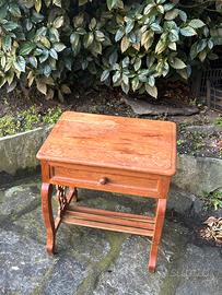 Tavolino con intarsi e inserti in ceramica